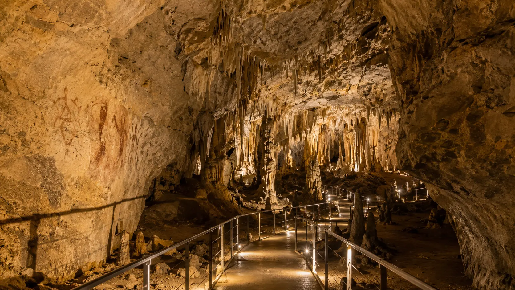 cueva-de-las-maravillas-la-romana Walkway inside Cueva de las Maravillas near La Romana